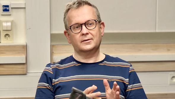 Forskaren Jörgen Lundälv poddar.
