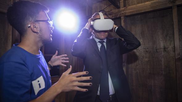 Sveriges ambassadör med VR-glasögon