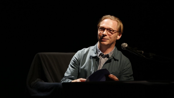 Porträttbild på Daniel Gustafsson på en scen