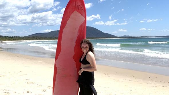 En kvinna med en surfbräda
