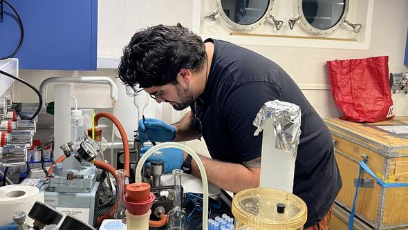 En forskare i ett labb med mätutrustning.