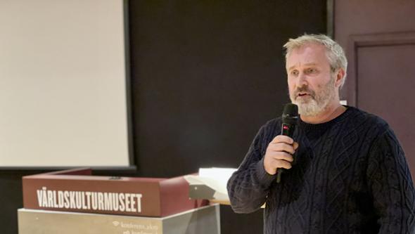 Anders Wikström presenterar sig vid Forum kulturarv som hölls på Världskulturmuseet i Göteborg november 2023.