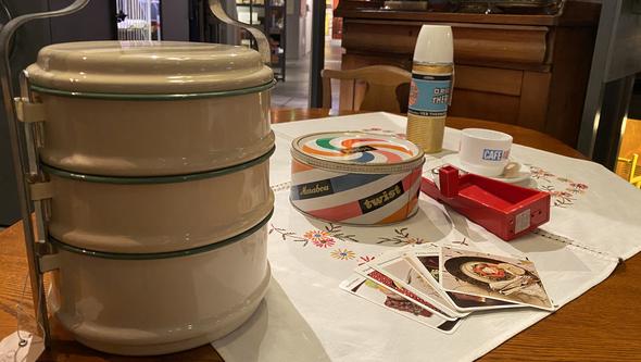 Matarvsrelaterade föremål från Mölndals museums öppna magasin. Däribland en gammal Twistburk. 