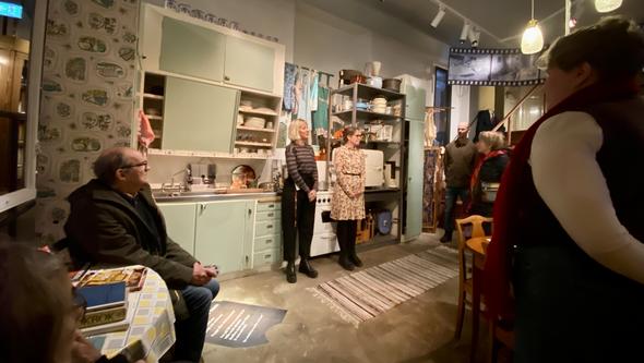 Christine Caux Gustafsson och Malin Broby berättade om matarvsföremål i det öppna magasinet på Mölndals stadsmuseum.