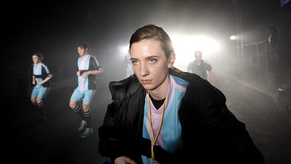 Flera personer i fotbollskläder på scen