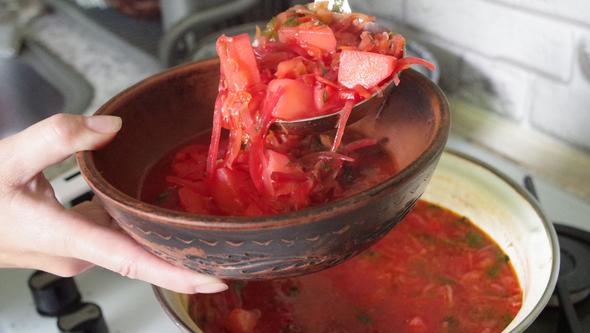 Skål med borscht: Tillagningen av borscht i Ukraina togs upp som ett hotat kulturarv av Unesco efter Rysslands anfall 2022.