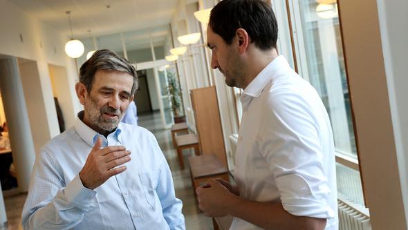 Bild på Thomas Sterner som pratar med Moritz Grupp i en korridor. 