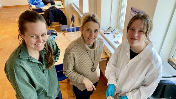 Klara Hinasdotter tillsammans med handledaren Christin Appelqvist och Kristin Balksten, Uppsala universitet.