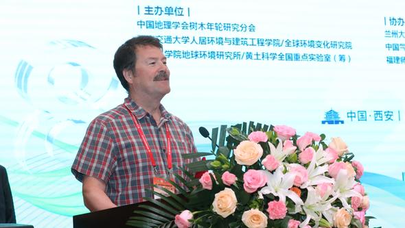 Professor Hans Linderholm håller en presentation på en konferens