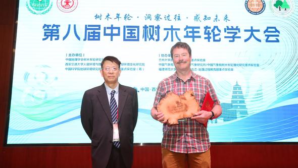 Professor Hans Linderholm tar emot ett pris