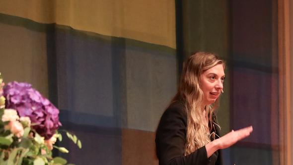 Foto av Moa som håller tal