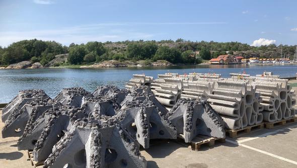 Betongrev på en kaj i Grebbestad