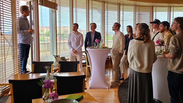 lärare pratar till hela gruppen