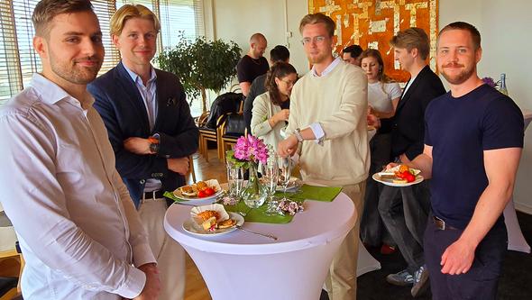 studenter vid ett bord