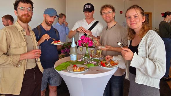 studenter runt ett bord