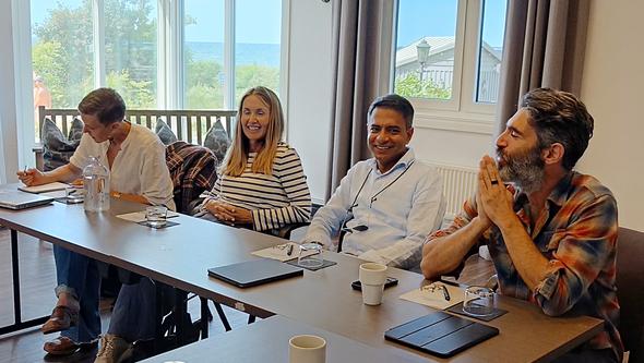 Forskare vid konferensbord 