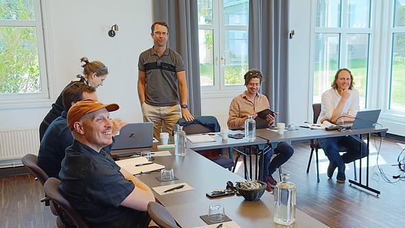 Forskare kring ett konferensbord 