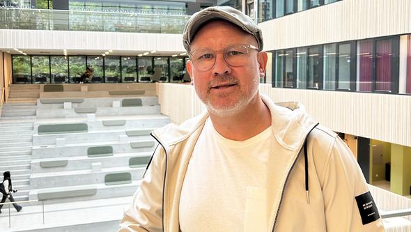 Sportjournalisten Robert Laul i studiemiljö på Humanisten