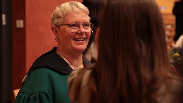 Foto av Lena Gipperth som ler mot diplomand