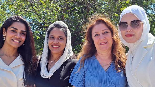 fyra klasskamrater tätt intill varandra i solsken