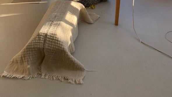 Bild på ett arbetsrum med en liten kista täckt av ett bårtäcke