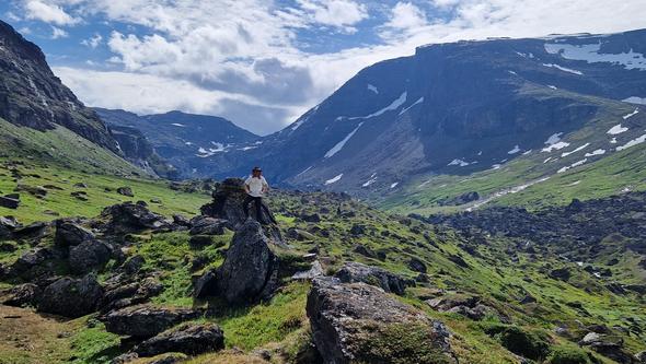 En man vandrar i svenska fjällen.