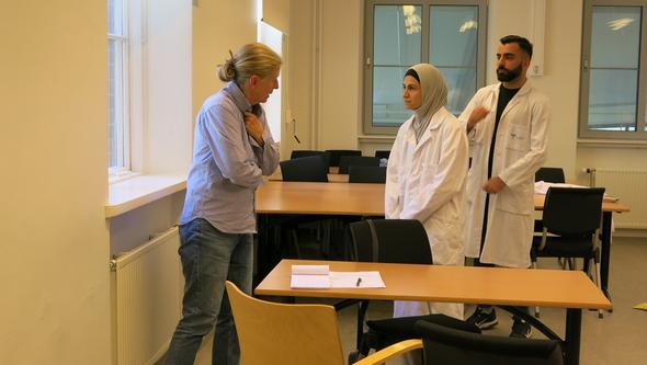 läkarstudenter möter skådespelare som spelar patient.