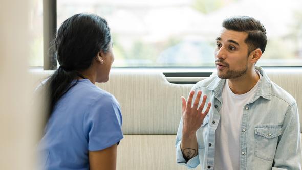 läkare i samtal med patient