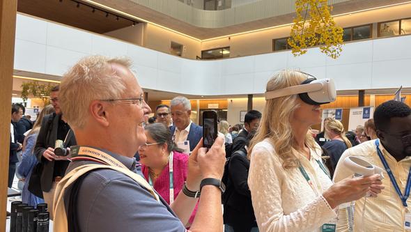 Två deltagare på Experience Day i byggnaden Natrium som testar att beställa på café i Frankrike i medryckande VR-miljö.