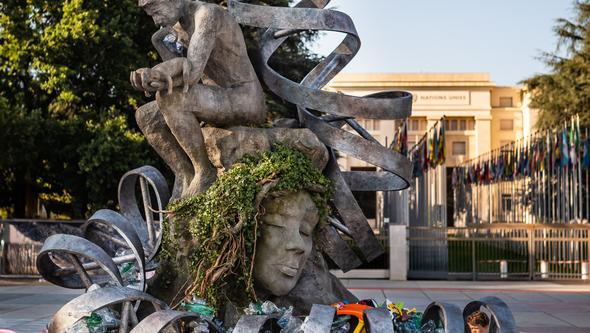 En skulptur som står utomhus byggd av plastskräp