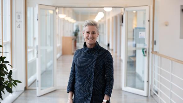 Malin i skolans korridorer.