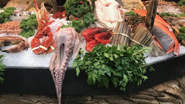 olika mat från haven på marknad