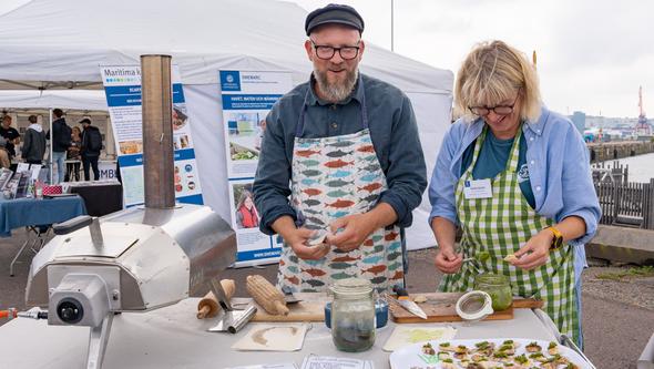  Karl-Johan Nylén och Maria Bodin lagar tångbröd