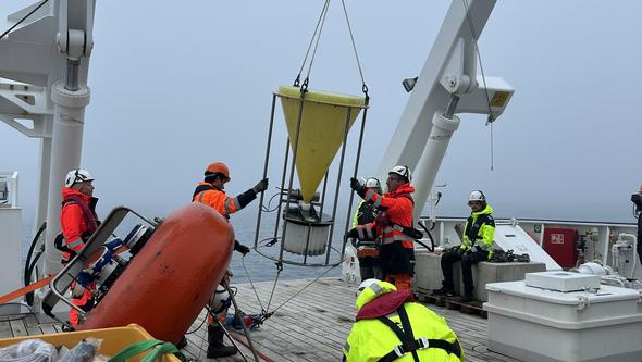 Arbete på däck under en expedition till Grönland 2025. 