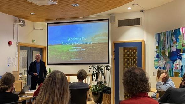 Till vänster: huvudtalaren Geoffrey Heal