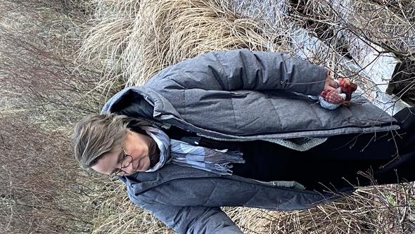 Doktorand Charlotte Lennartsdotter i skogen en höstdag