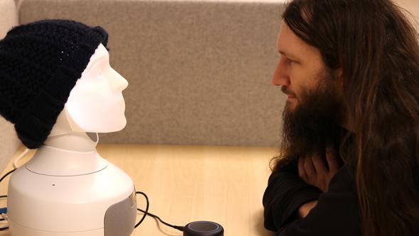 Erik Lagerstedt med en Alexa-robot.