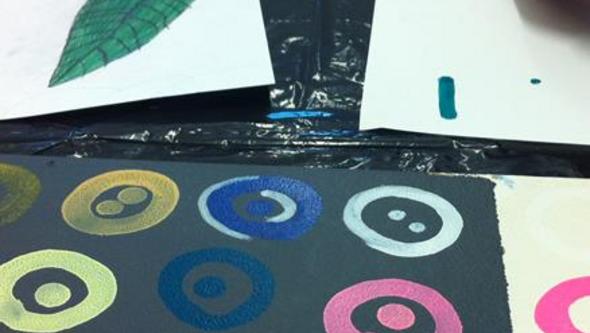 Ett barn arbetar med färg och papper