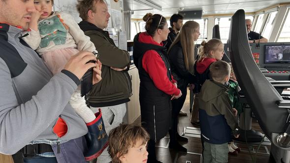 Bryggan med besökare.