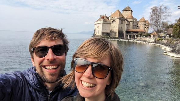 En man och en kvinna poserar framför en vacker utsikt. 