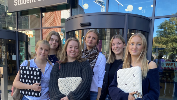 Studenter på campusområdet vid University of Sussex