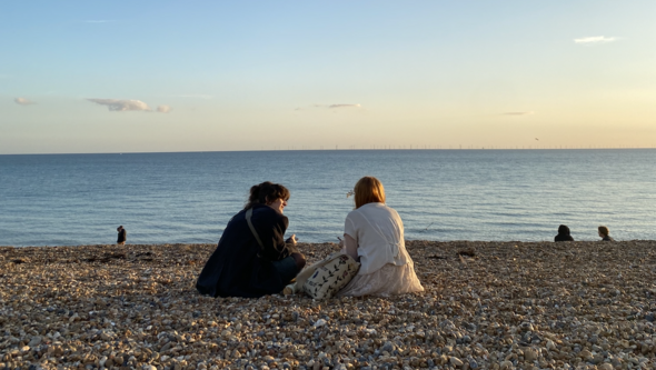 Två personer på stranden i Brighton
