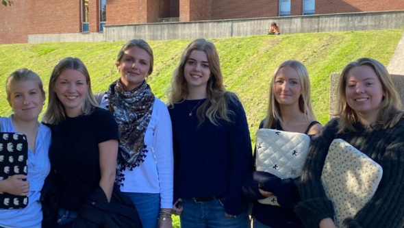 en grupp studenter står utanför University of Brighton