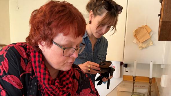 Annelie Sjölander-Lindqvist och Anna Vild Rundbom  i Lilla Änggårdens kök
