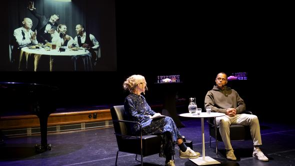 Karl Dyall och Catharina Bergil i samtal med bildprojektion i bakgrunden.