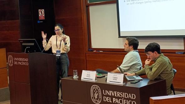 Raisa Rubio presenting her research