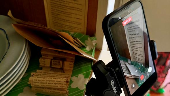 Anna Vild Rundbom filmar vid köksarkeologisk undersökning, Lilla Änggården
