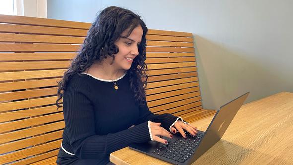 Bild på en tjej som sitter med en laptop