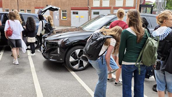 Tjejerna från Girls Code Club får testa tre Volvobilars avancerade funktioner på plats.
