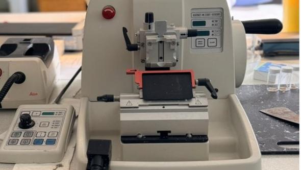 Leica RM2255 microtome